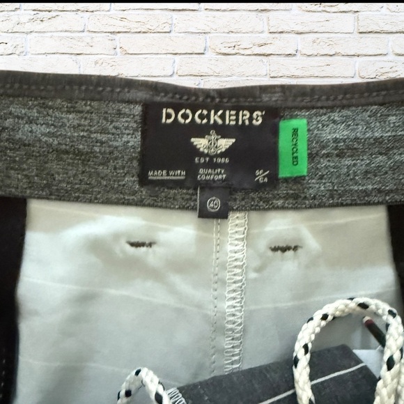 NWT Dockers Hybrid Shorts ( board shorts or shorts) Size 40 - Picture 3 of 7